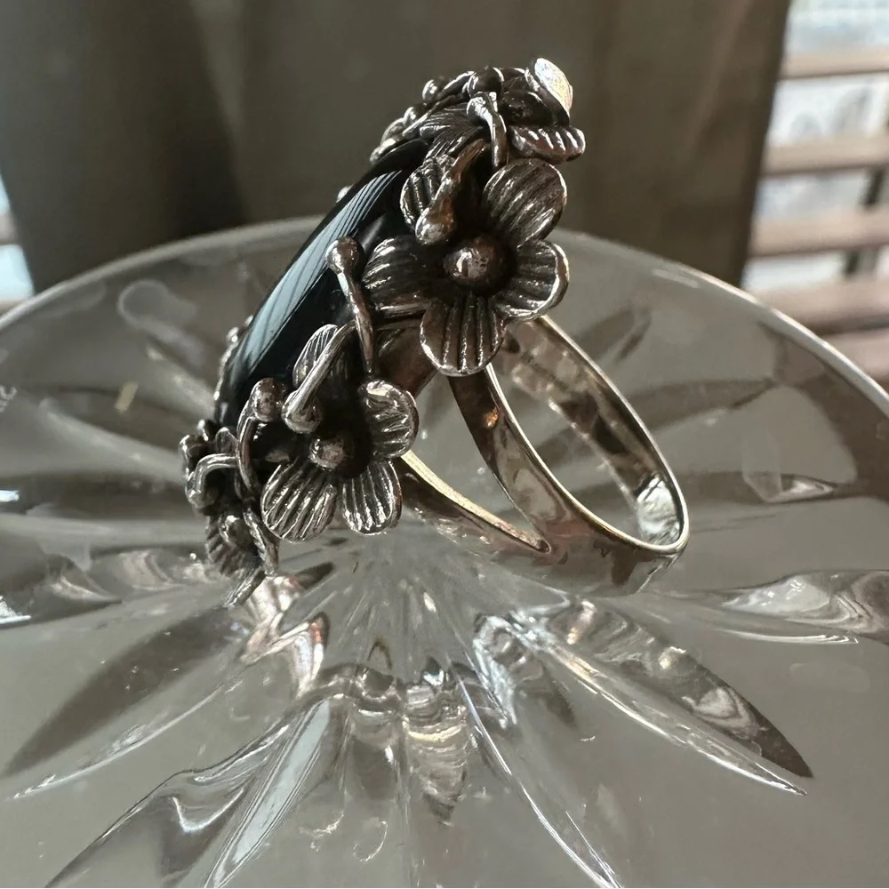 Elegant Black Onyx and 925 Silver Floral Ring - Picture 2 of 6